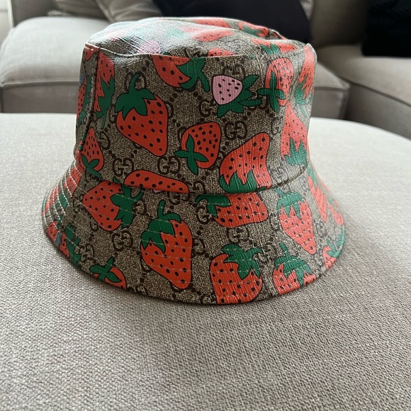 Gucci Logo Strawberry Bucket - Picture 3 of 5